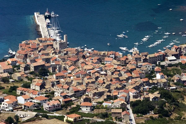 Komiza, tekneler ve evler, vis Adası havadan görünümü — Stok fotoğraf