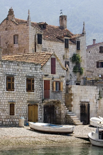 Petits bateaux devant des maisons à Komiza sur l'île de Vis — Photo