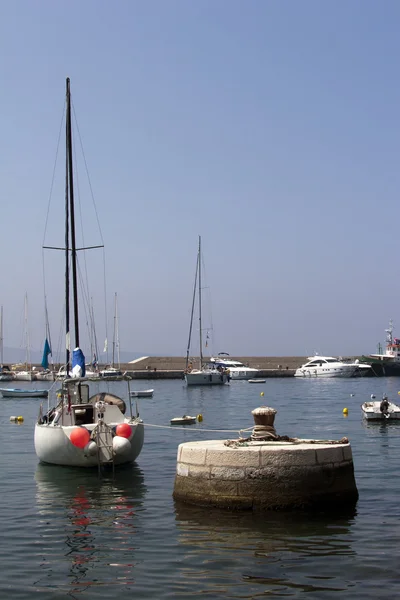 Zeilboten met toeristen verankerd in de haven komiza — Stockfoto