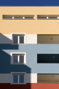 çok renkli cephe beyaz pencereli