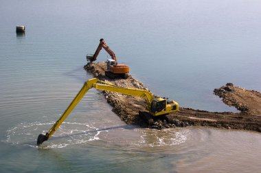Denizde çalışmak backhoes