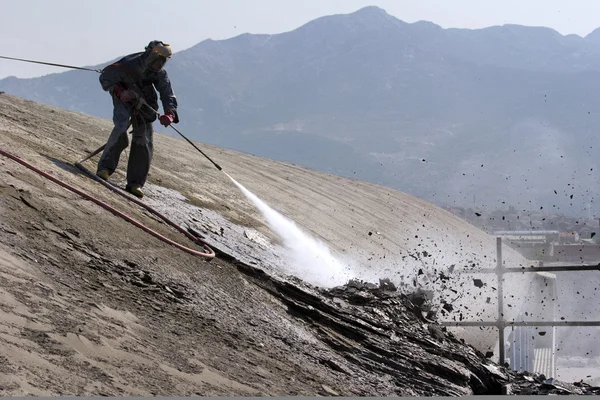 yüksek basınçlı yıkayıcı ile eski beton tabaka kaldırılıyor