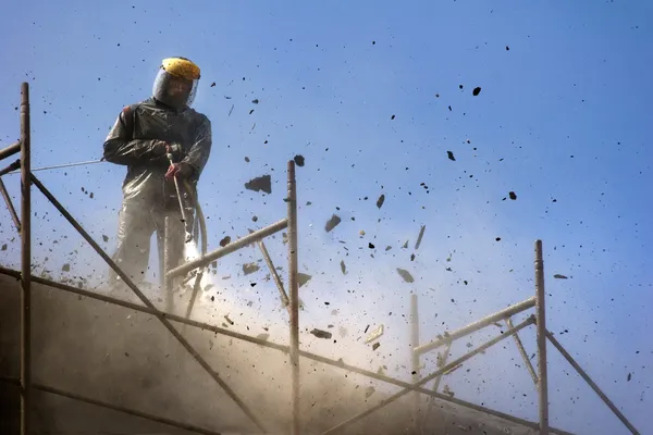 yüksek basınçlı yıkayıcı ile eski beton tabaka kaldırılıyor