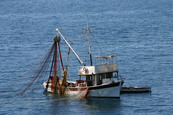 Fiskebåtar i arbetet — Stockfoto