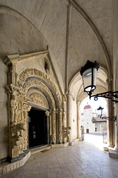 Portal of Cathedral of St. Lawrence in Trogir, Croatia, view from inside — Stock Photo, Image