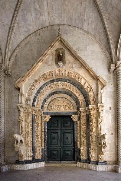 Portal der Kathedrale von St. Lorenz in Trogir, Kroatien, Frontansicht — Stockfoto