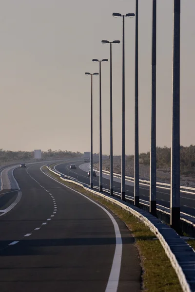 Laternenmasten auf der Autobahn — Stockfoto