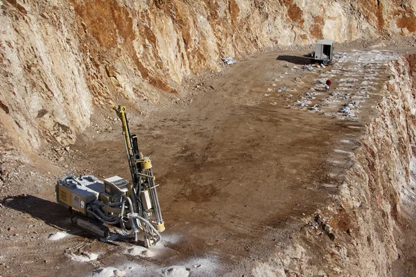 Fori di perforazione per la demolizione in una cava — Foto Stock