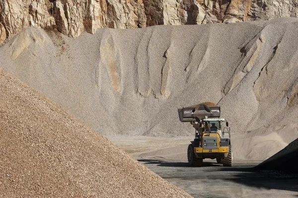 Montones de agregados de piedra para la construcción de carreteras — Foto de Stock