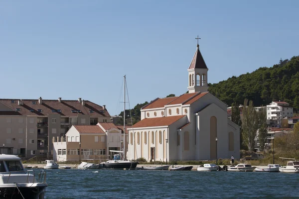 Kyrkan nära floden cetina i omis — Stockfoto