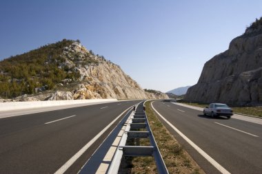 Automobil karayolu üzerinde