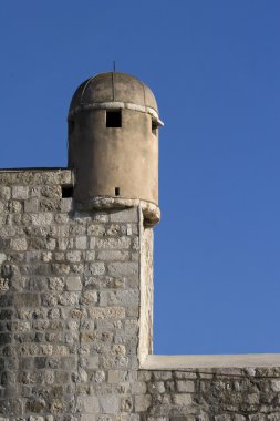 surların üzerinde yer koru