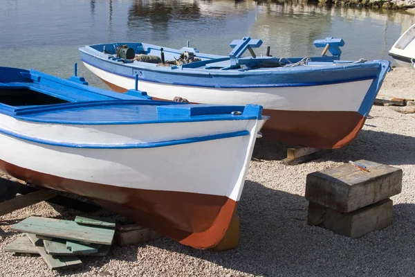 Vers geschilderde visser boten — Stockfoto