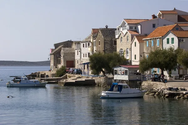 Lite turistiska staden primosten dalmatiska kusten i Kroatien — Stockfoto