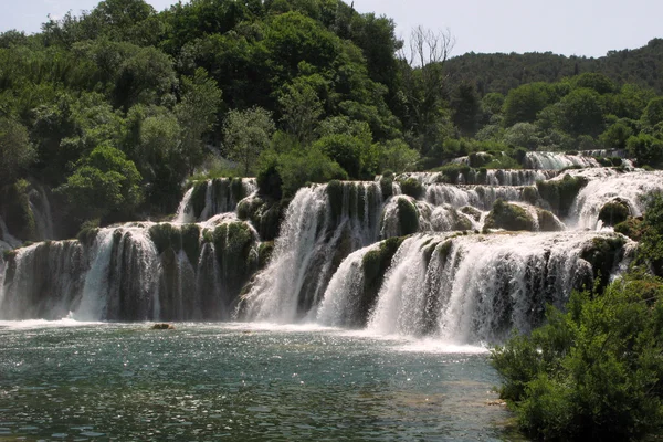 Vackert grönt landskap med vattenfall — Stockfoto