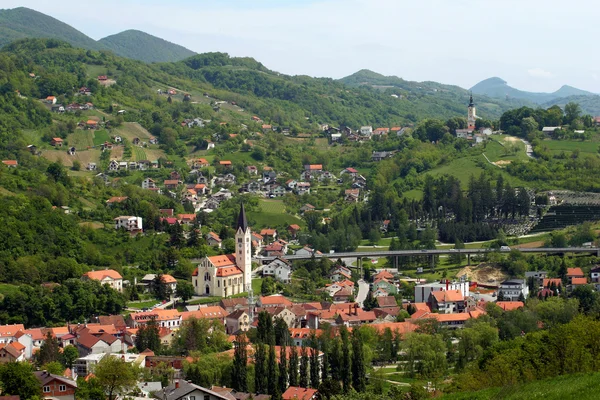 Stadt Krapina auf grünen Hügeln — Stockfoto