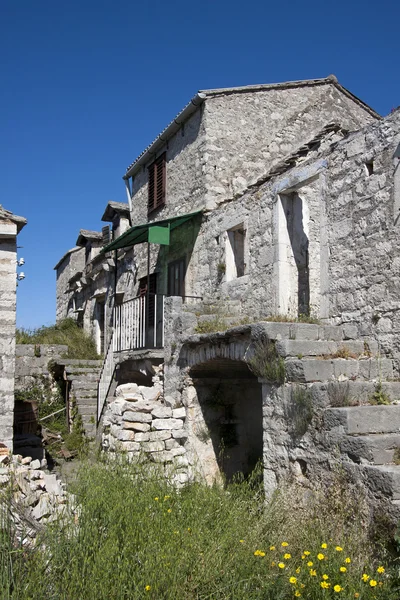 Maisons en ruine sur l "île de Solta — Photo