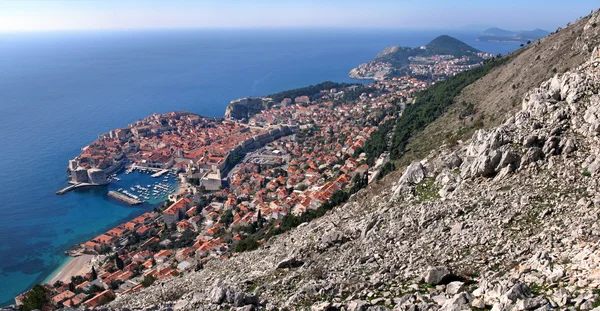 El casco antiguo de Dubrovnik bajo la colina — Foto de Stock
