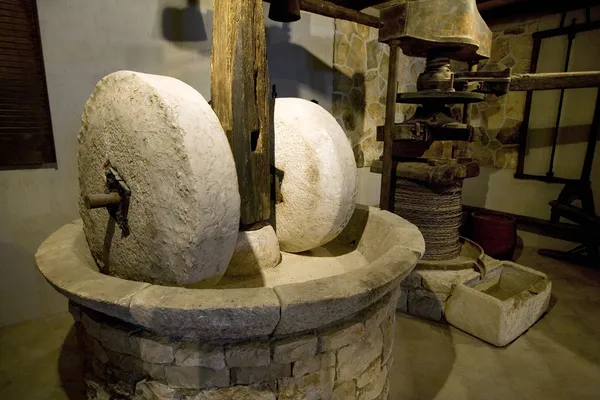 Staré mlýnské kameny na ostrově Korčula v Chorvatsku — Stock fotografie