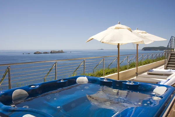 Jacuzzi no terraço do hotel — Fotografia de Stock