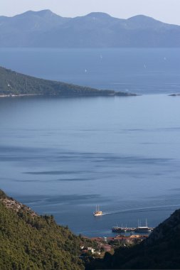 yelkenli tekne geliyor limana