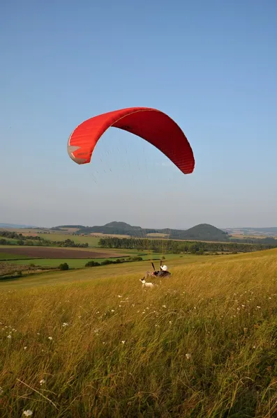 Gleitschirmfliegen — Stockfoto