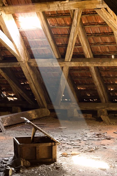 Vecchia soffitta di una casa, segreti nascosti — Foto Stock