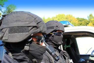 İki polis, özel bir birim