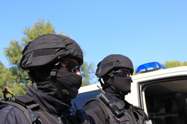 İki polis, özel bir birim