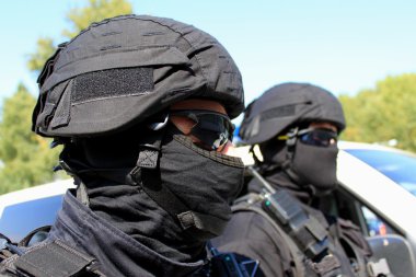 İki polis, özel bir birim