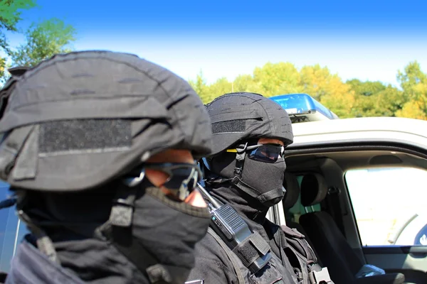 Zwei Polizisten, einer Spezialeinheit — Stockfoto