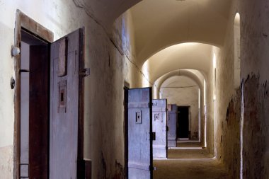 terk edilmiş hücre, hapishane