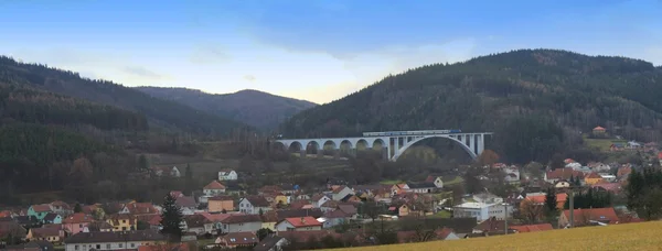 Mattina vista panoramica sul villaggio ceco "Dolni Loucky" ponte ferroviario , — Foto Stock