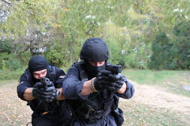 Maskeli polis vuruyor