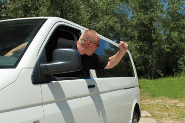 agresif sürücü, genç adam arabayı agresif sürüş, direksiyonda şiddet