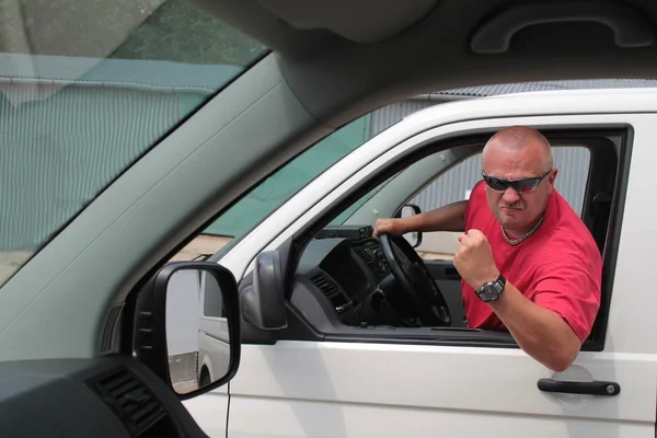 Aggressiver Fahrer, junger Mann fährt aggressiv Auto, Gewalt am Steuer — Stockfoto