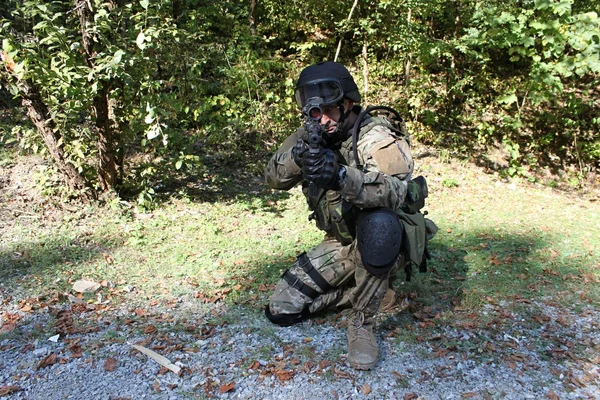 Speciale politie-eenheid opleiding, schutter swat, assault rifle sa58, kaliber 7,62 mm — Stockfoto