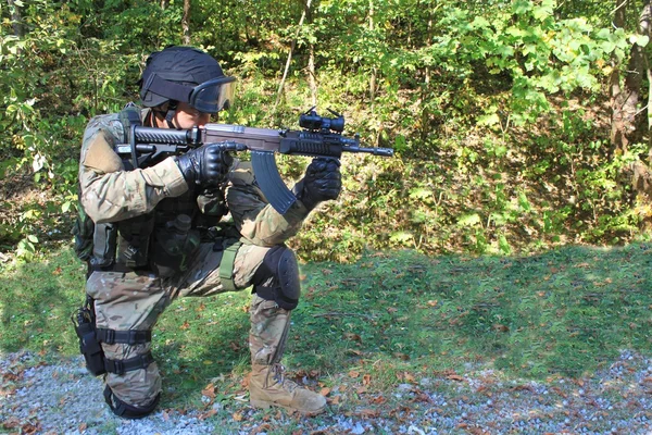 Special police unit training, shooter swat, assault rifle sa58, caliber 7,62 mm — Stock Photo, Image