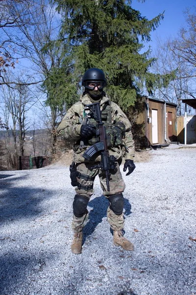 Special Forces soldier with an assault rifle "sa.58" — Stock Photo, Image