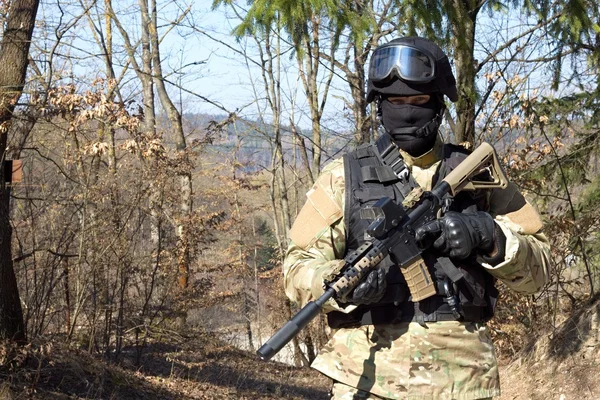 Spezialeinheit der Polizei, maskierter Polizist mit Waffe — Stockfoto