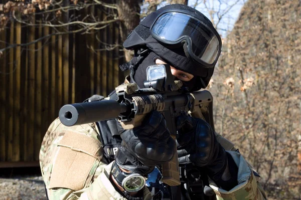 Spesialpolitienhet, maskert politimann med våpen – stockfoto