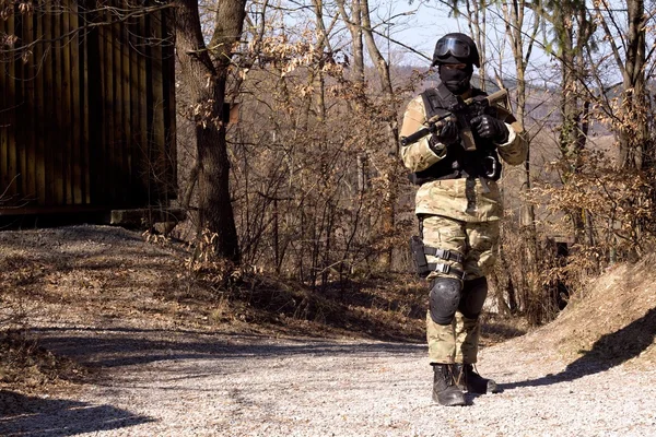 Spezialeinheit der Polizei, maskierter Polizist mit Waffe — Stockfoto