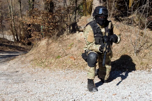 Özel polis birimi, bir silahla maskeli polis memuru — Stok fotoğraf