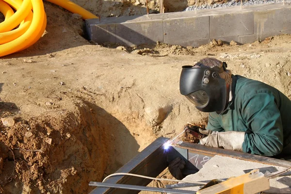 Soldador trabalhando fora na construção de metal, local — Fotografia de Stock