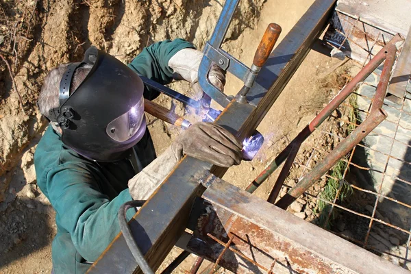Welder working outside in the metal construction, site — Stock Photo, Image