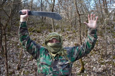 Maskeli, silahlı ve saldırgan terörist