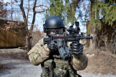 Özel Kuvvetler asker bir saldırı tüfeği 
