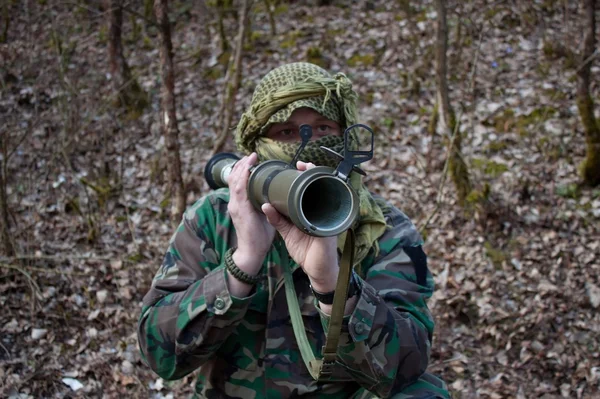 Maskované, ozbrojeni a agresivní terorista — Stock fotografie