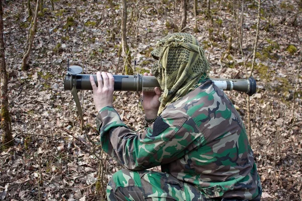 Álarcos, fegyveres és agresszív terrorista — Stock Fotó