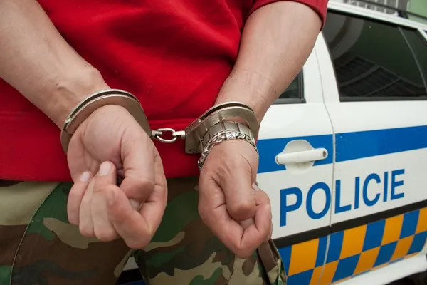 Tutuklunun kelepçeli erkek